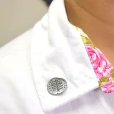 Broche Medalha Das Duas Cruzes Cor Prata Foto mini 2