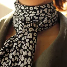Cachecol Pashmina Echarpe Estampada Fina Feminina Festa Cor Branco E Preto Tamanho U Foto mini 3