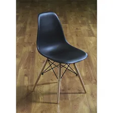 Cadeira Charles Eames Preta Com Pés De Madeira 82x47cm Foto mini 2