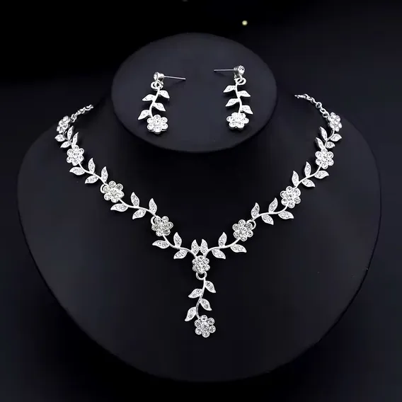 Conjunto Colar E Brinco Casamento Flor De Strass Cor Prateado Foto 1