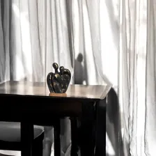 Escultura Decorativa Cerâmica Romance Preto E Dourado Ébano Foto mini 2