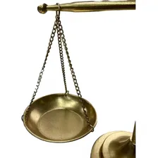 Estatueta Decorativa Balança Da Justiça Metal Dourado 42cm Foto mini 4