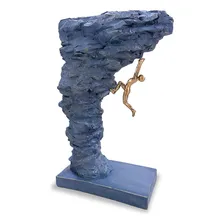 Estatueta Rocha Homem Escalando Resina 15cm Foto mini 4