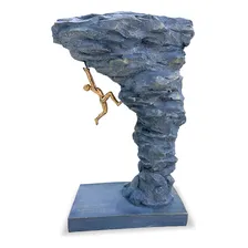Estatueta Rocha Homem Escalando Resina 15cm Foto mini 1