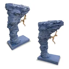 Estatueta Rocha Homem Escalando Resina 15cm Foto mini 3