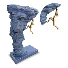 Estatueta Rocha Homem Escalando Resina 15cm Foto mini 2