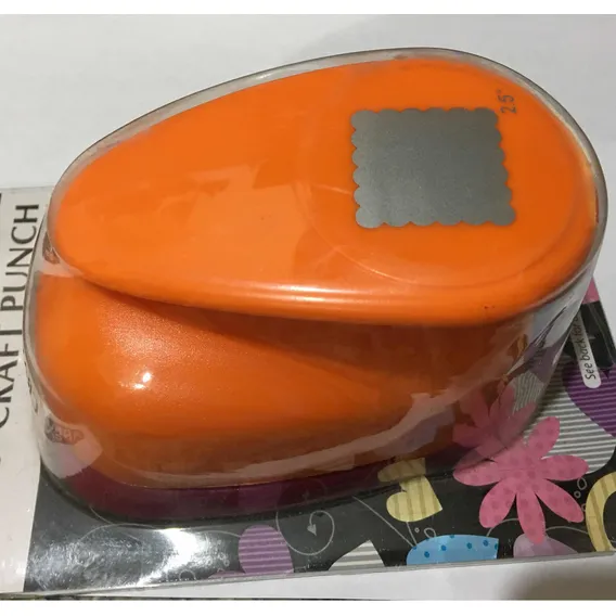 Furador Scrapbook Quadrado Escalopado Corte 4,7cm Cor Laranja Foto 1