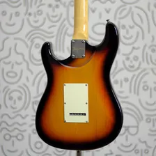 Guitarra Tagima T635 Stratrocaster Escala Clara Sunburst Corpo Em Alder Braço Em Maple Captadores Em Alnico Ponte 2 Pivos Tarraxas Vintage Nut De Osso Com Palheta Groover Foto mini  2
