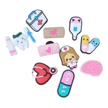 Kit 10 Pins Bottons Crocs Babuche Médico Enfermeiro Dentista Foto mini 3