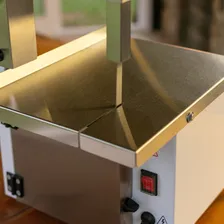 Mini Serra Fita Elétrica De Bancada Corta Carne Com Osso Doméstica Cricri - Máquina de Serrar Cortar Pequena Portatil de Mesa Profissional Porta Inox Para Peixe Frango Bovinos Congelada Açougue Foto mini 3