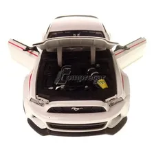 Miniatura Ford Mustang Street Racer 2014 Branco Maisto 1/24 Foto mini 4