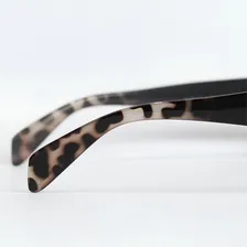 Óculos De Sol Feminino Quadrado Grande Armação Preto Lentes Preto Polarizado UV400 Detalhes Oncinha Foto mini 4