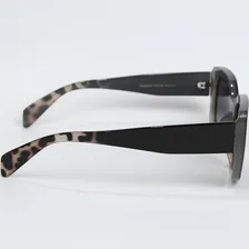 Óculos De Sol Feminino Quadrado Grande Armação Preto Lentes Preto Polarizado UV400 Detalhes Oncinha Foto mini  3