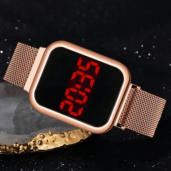 Relógio Dourado Com Pulseira Metálica Foto 1