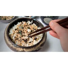 Tempero para Arroz Furikake Triângulo Ovo com Alga Marinha Nori Urashima Pacote 33g Foto mini  3