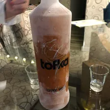 Vodka Tofka 1 Litro Original Com Caramelo Suiça Legitima Foto mini  3